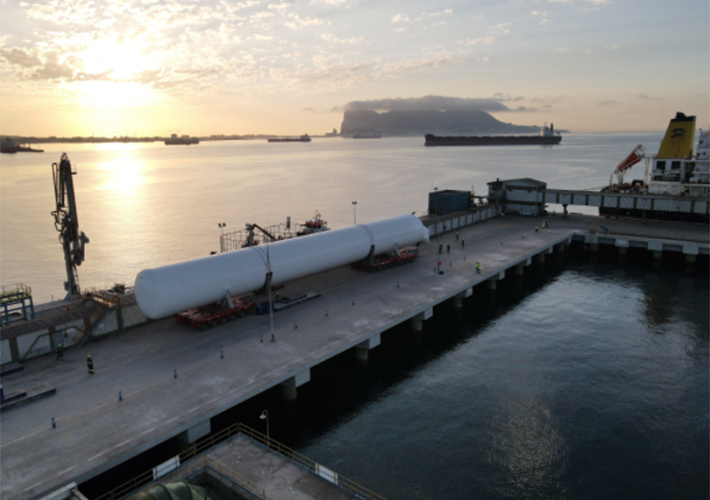 foto noticia ENDESA RECIBE LOS 4 TANQUES DE ALMACENAMIENTO DE SU PROYECTO DE SUMINISTRO DE GNL EN LA TERMINAL PORTUARIA DE LOS BARRIOS